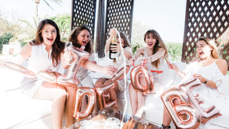 bachelorette-party-photoshoot-ideas-poses-what-to-wear