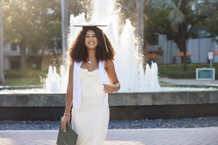 Graduation Photoshoot Ideas & Best Places for Senior Pictures [2026 ]